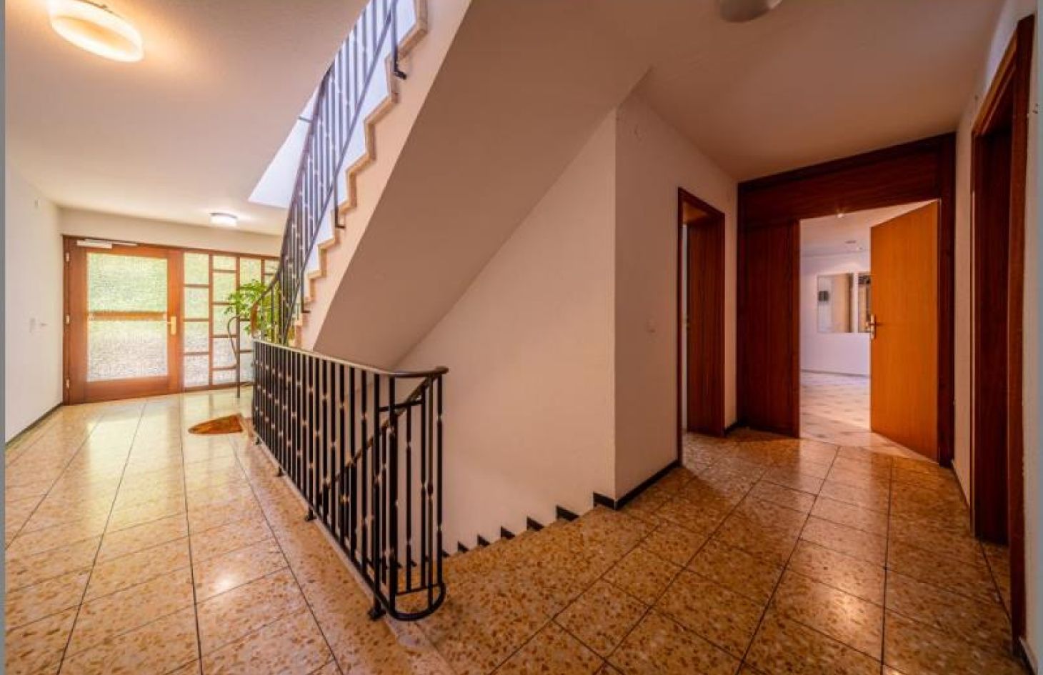 Treppenhaus / Eingänge B + A von 2-in-1-Ferien-/Eigentumswohnung mit Wintergarten, Garage und herrlicher Aussicht! in Sasbachwalden bei Dhonau Immobilien-Makler Ortenau