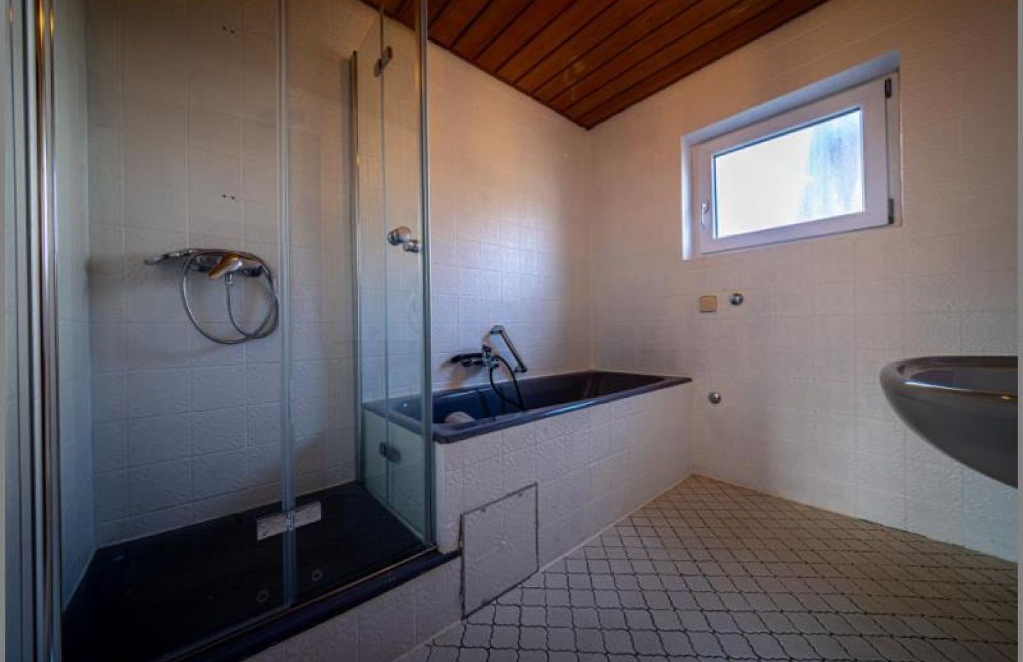 Bad EG ca. 1972 von Für Anleger und Selbstnutzer! Gepflegtes Dreifamilienhaus bereit zur Neu-Vermietung! in Baden-Baden Varnhalt bei Dhonau Immobilien-Makler Ortenau