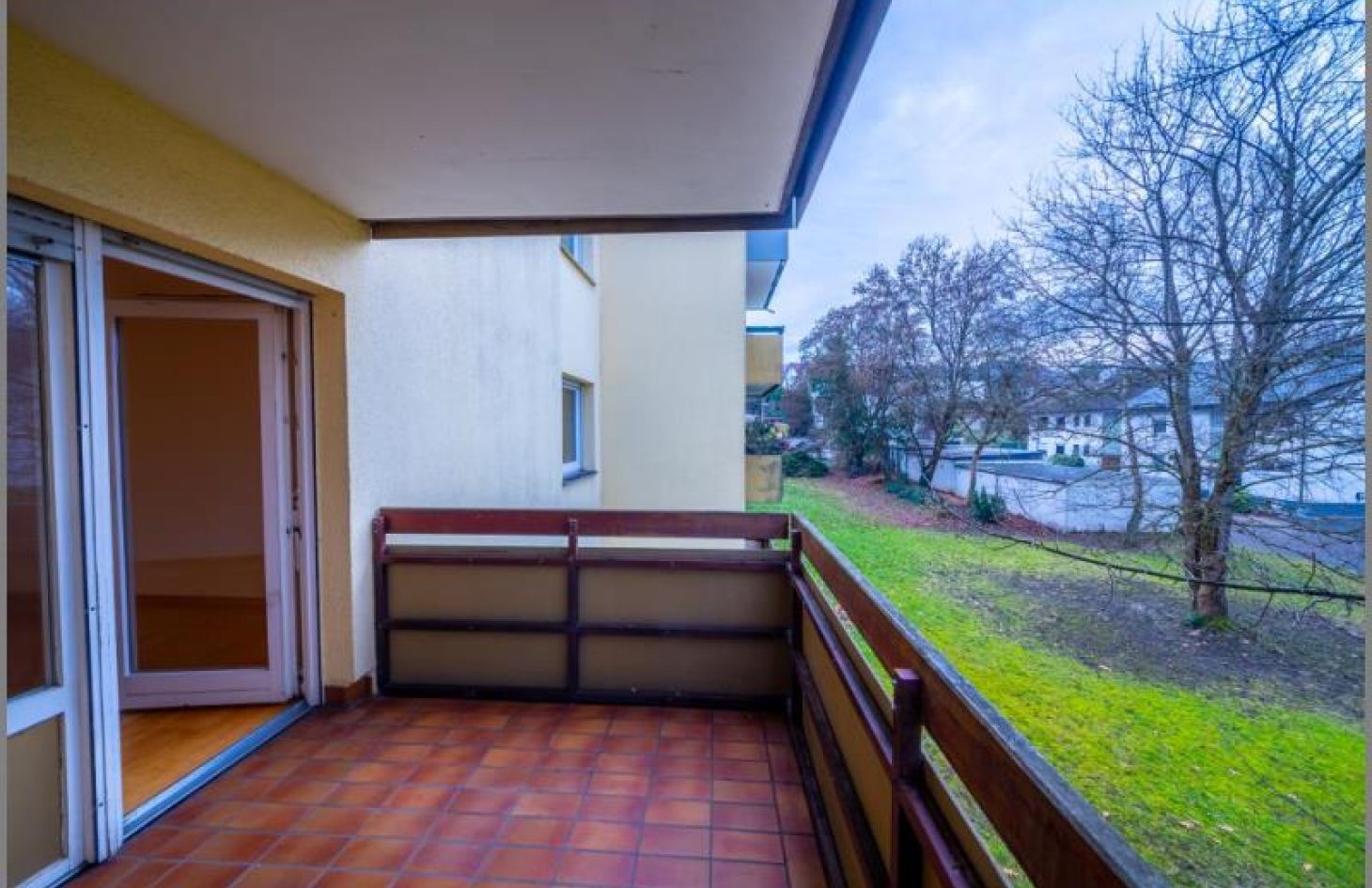 Südbalkon von 5-Zimmer-ETW im 1. OG mit Balkon und Tiefgaragen-Stellplatz in Achern bei Dhonau Immobilien-Makler Ortenau