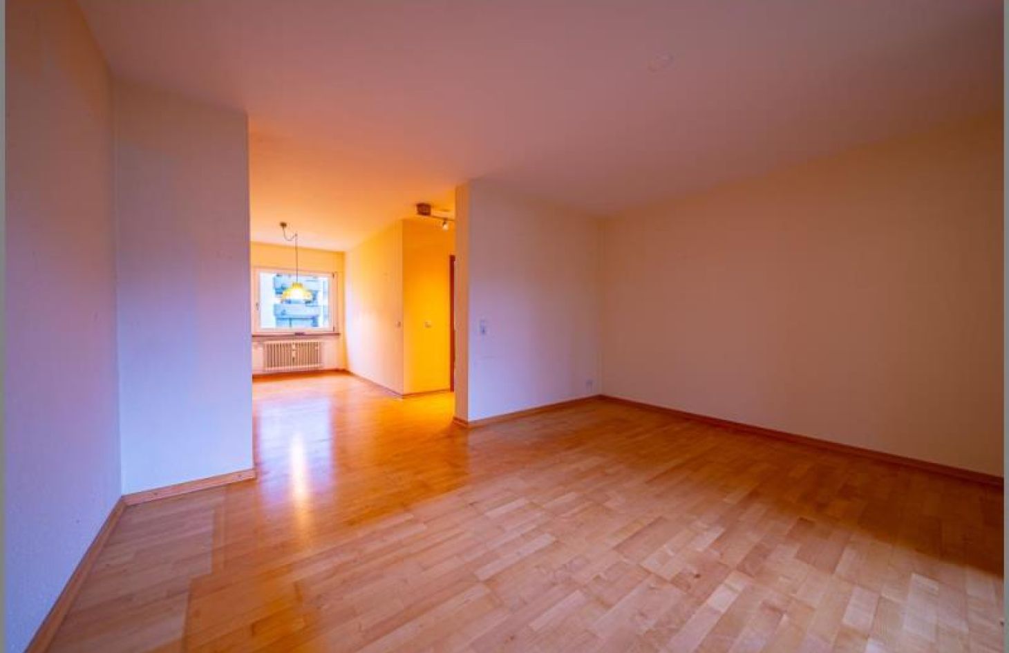 Ess- und Wohnbereich von 5-Zimmer-ETW im 1. OG mit Balkon und Tiefgaragen-Stellplatz in Achern bei Dhonau Immobilien-Makler Ortenau