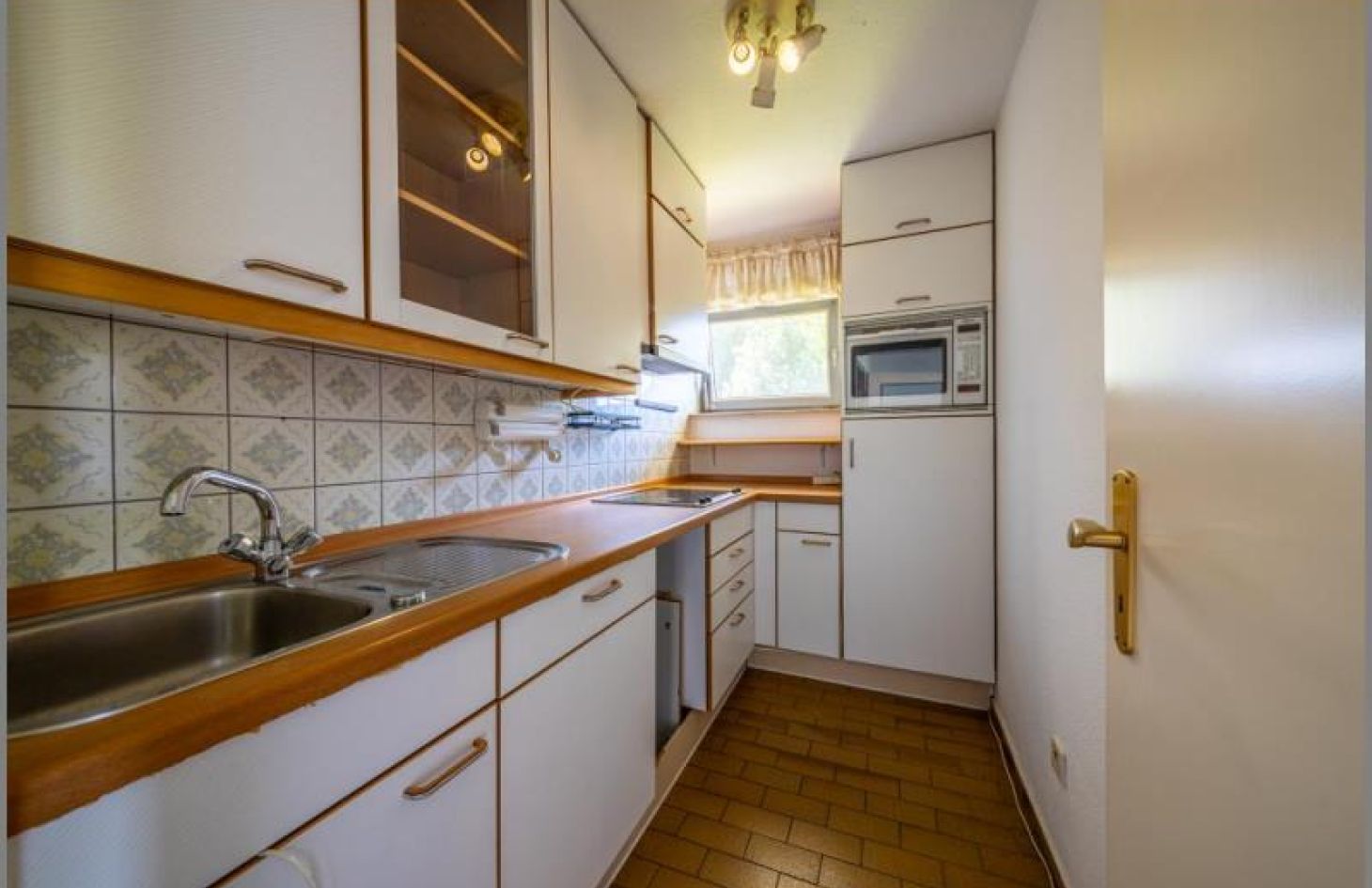Küche A von 2-in-1-Ferien-/Eigentumswohnung mit Wintergarten, Garage und herrlicher Aussicht! in Sasbachwalden bei Dhonau Immobilien-Makler Ortenau
