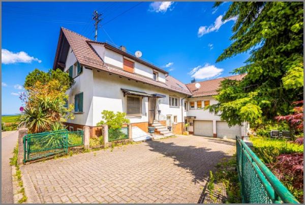 Anwesen in Varhalt von Teilsaniertes, großzügiges Zweifamilien-Anwesen mit Baugrundstück! in Baden-Baden-Varnhalt bei Dhonau Immobilien-Makler Ortenau