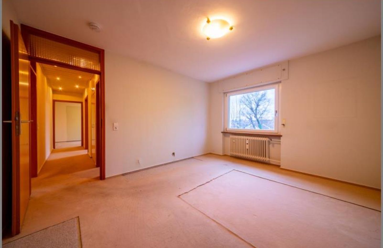 Schlafzimmer 2 von 4 von 5-Zimmer-ETW im 1. OG mit Balkon und Tiefgaragen-Stellplatz in Achern bei Dhonau Immobilien-Makler Ortenau