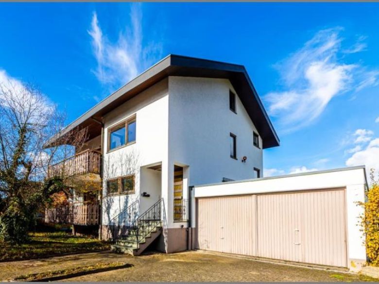 Großes Wohnhaus mit Garagen von Geräumiges Einfamilienhaus - tolle Wohnlage! Hobbyräume, Doppelgarage, Balkone, großes Grundstück. in Sinzheim bei Dhonau Immobilien-Makler Ortenau