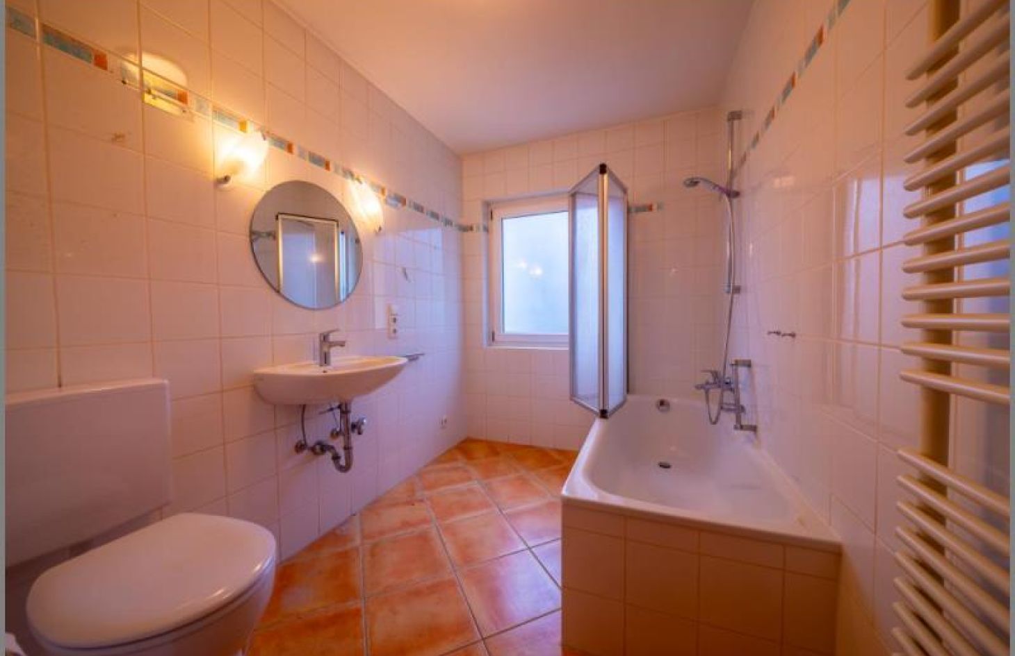 Tageslichtbad von 5-Zimmer-ETW im 1. OG mit Balkon und Tiefgaragen-Stellplatz in Achern bei Dhonau Immobilien-Makler Ortenau