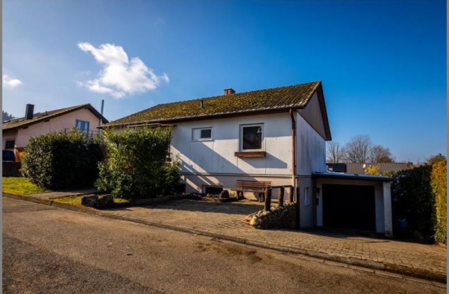 Ruhige Wohnlage / Sackgasse von Einziehen oder Ausbauen?! Ein Familienhaus mit Platz und ELW in Neuweier! in Baden-Baden bei Dhonau Immobilien-Makler Ortenau