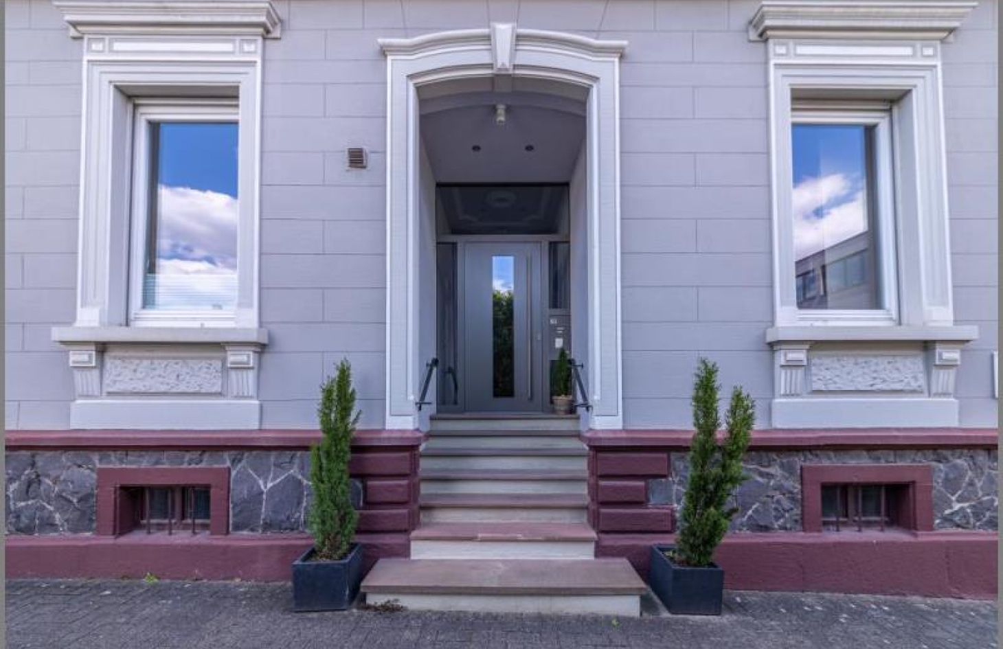 Haupteingang von Elegante Altbau-Stadtvilla mit 3 Wohnungen / Praxis. 125 Jahre erstklassig! in Achern / Stadt bei Dhonau Immobilien-Makler Ortenau