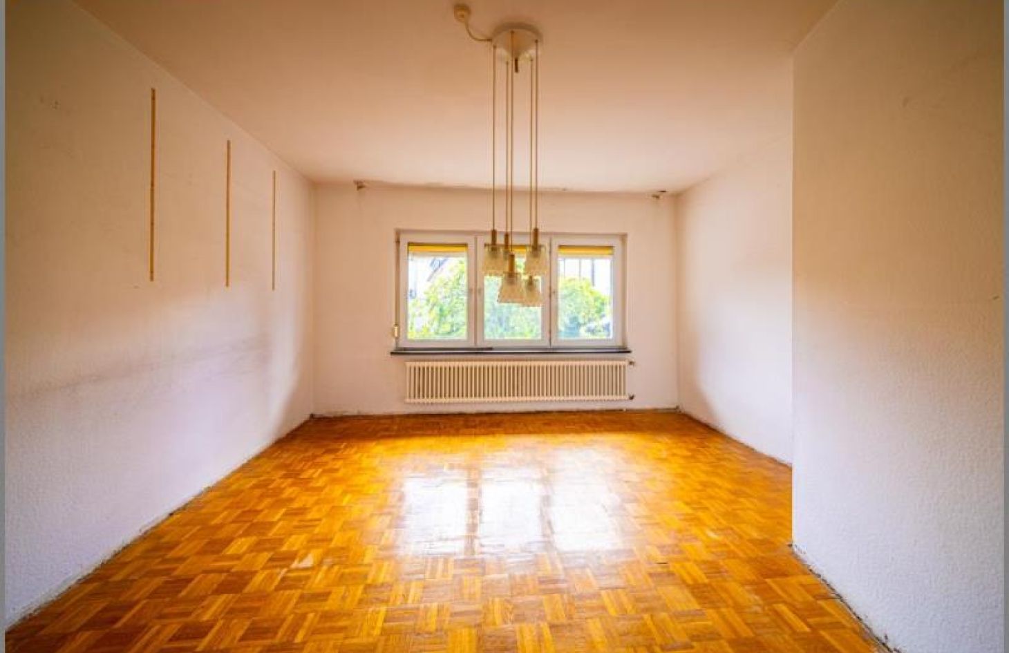 Vorderhaus / Schlafen EG von Teilsaniertes, großzügiges Zweifamilien-Anwesen mit Baugrundstück! in Baden-Baden bei Dhonau Immobilien-Makler Ortenau