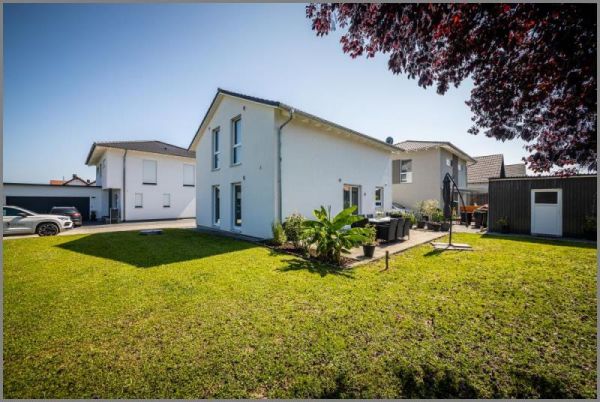 Schick. Schlicht. Schön. von Modernes Einfamilienhaus 2016 mit 4 Schlafzimmern und tollem Grundstück in Rheinau-Rheinbischofsheim bei Dhonau Immobilien-Makler Ortenau