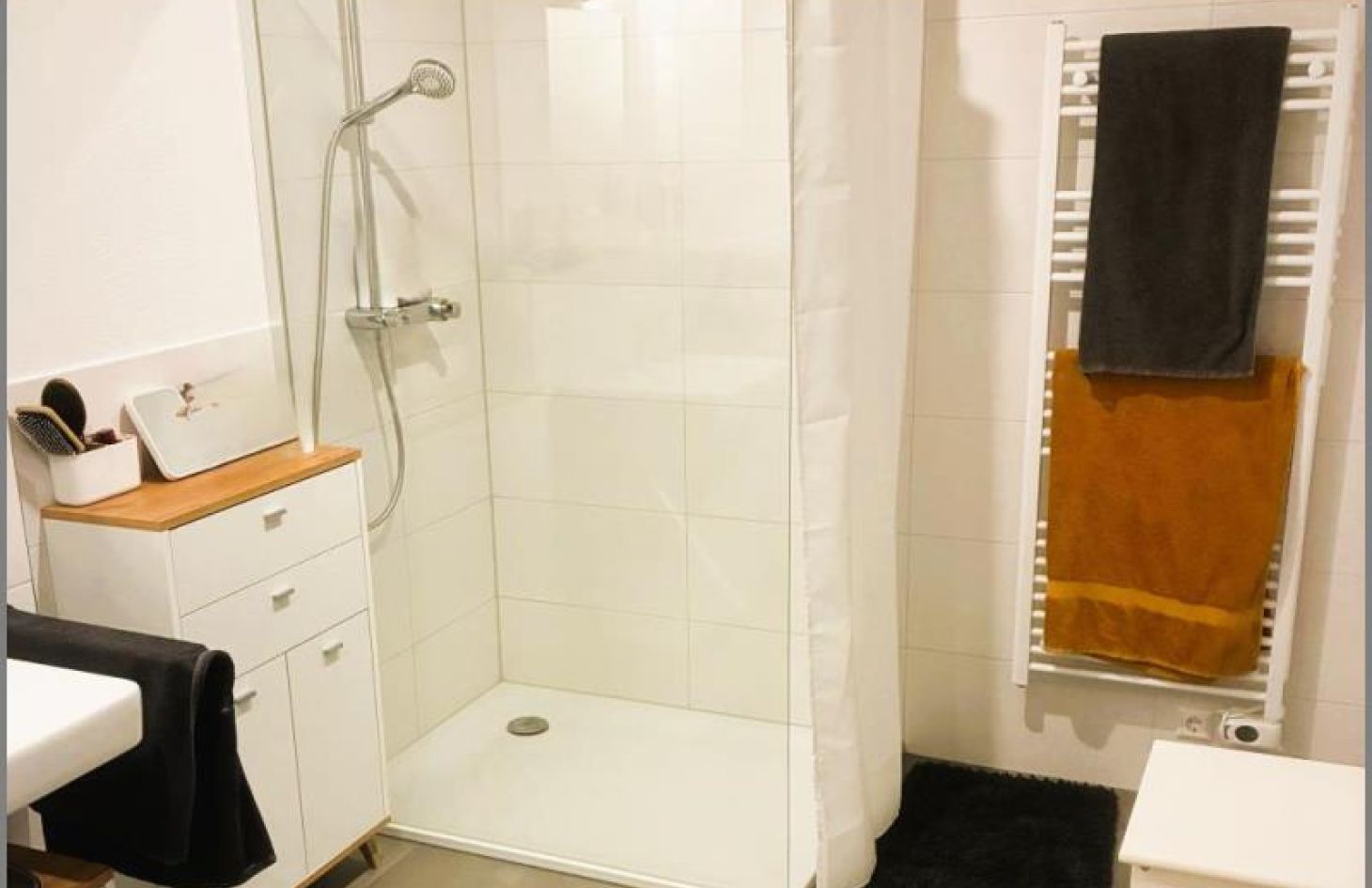 Bad von Moderne, zentral gelegene 3-Zimmer-Wohnung mit Balkon, EBK, TG-Stellplatz und Aufzug in Renchen (Stadt) bei Dhonau Immobilien-Makler Ortenau