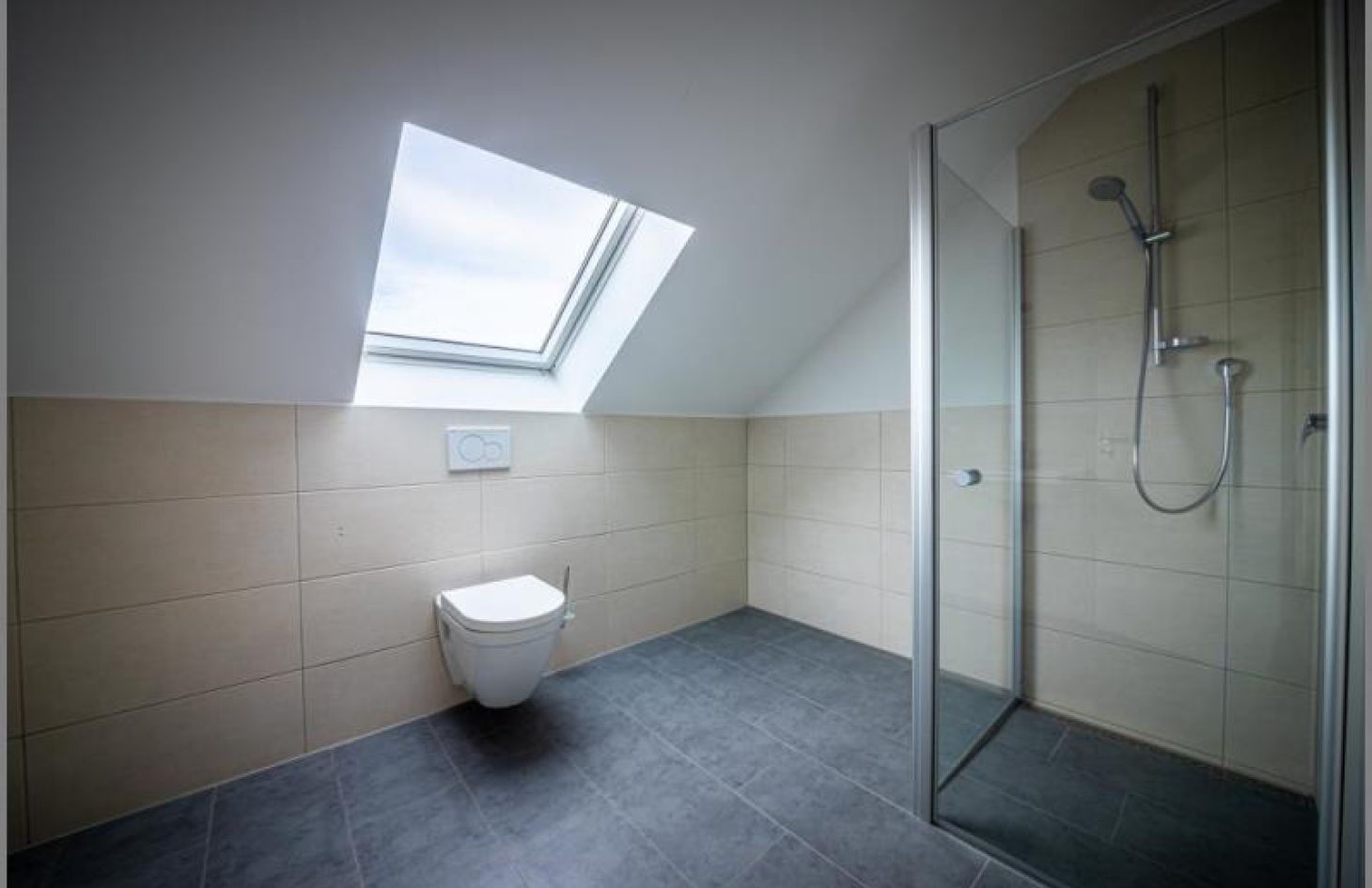 Duschbad DG von So gut wie NEU! Schickes, modernes Einfamilienhaus mit 6 Zimmern, Garage und Stellplatz. in Achern-Fautenbach bei Dhonau Immobilien-Makler Ortenau