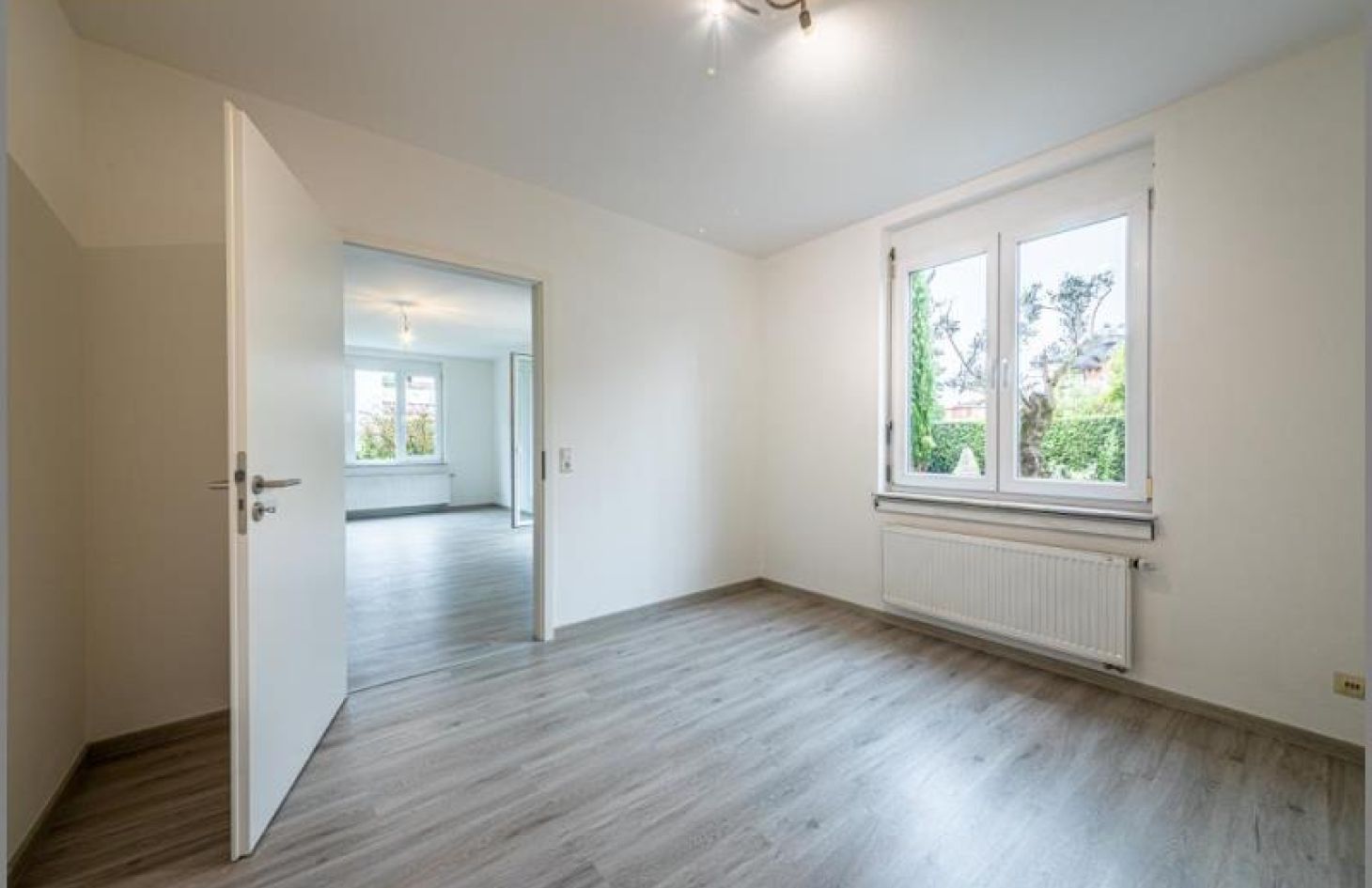 Schlafen 1 von Genial! Schicke 3-Zimmer-Stadtwohnung im EG mit großem Garten, Tiefgarage, Aufzug in Achern Stadt bei Dhonau Immobilien-Makler Ortenau