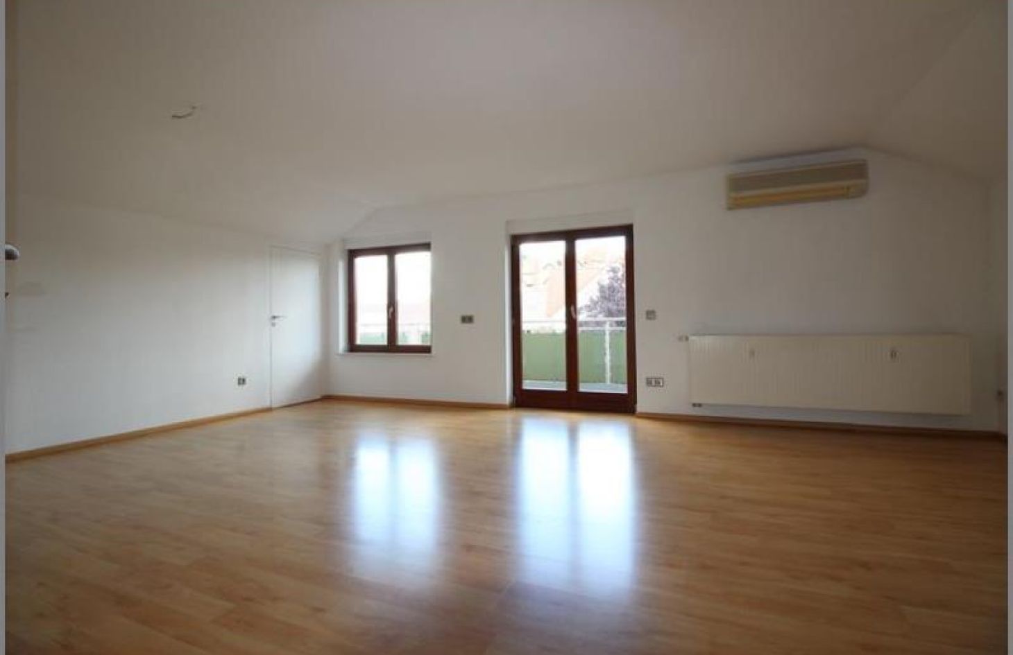 Wohnzimmer/Balkon von Geräumige 3-Zi.-DG-Wohnung mit Stellplatz, EBK, Balkon, Klimaanlage in Achern bei Dhonau Immobilien-Makler Ortenau