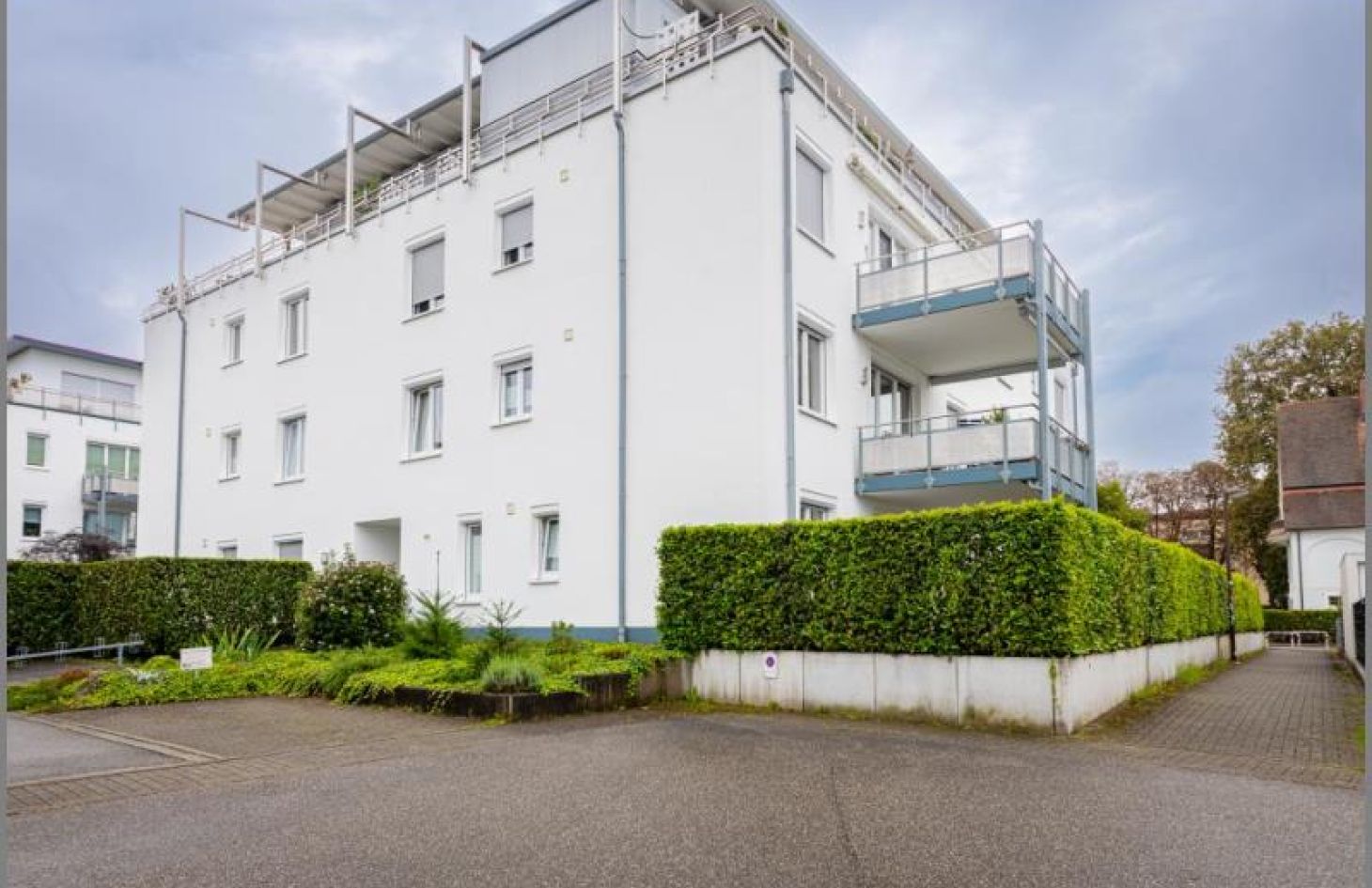 Wohnhaus vorne von Genial! Schicke 3-Zimmer-Stadtwohnung im EG mit großem Garten, Tiefgarage, Aufzug in Achern Stadt bei Dhonau Immobilien-Makler Ortenau