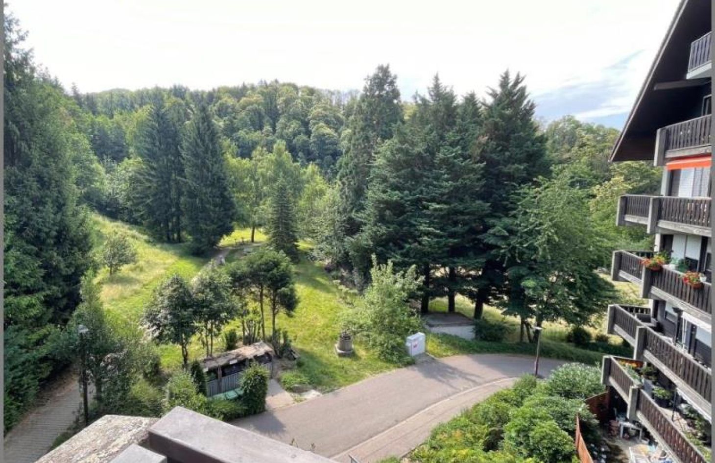 Titel von Gemütliches, möbliertes Ferien-/Apartment mit Balkon im Gaishöllpark  in Sasbachwalden bei Dhonau Immobilien-Makler Ortenau