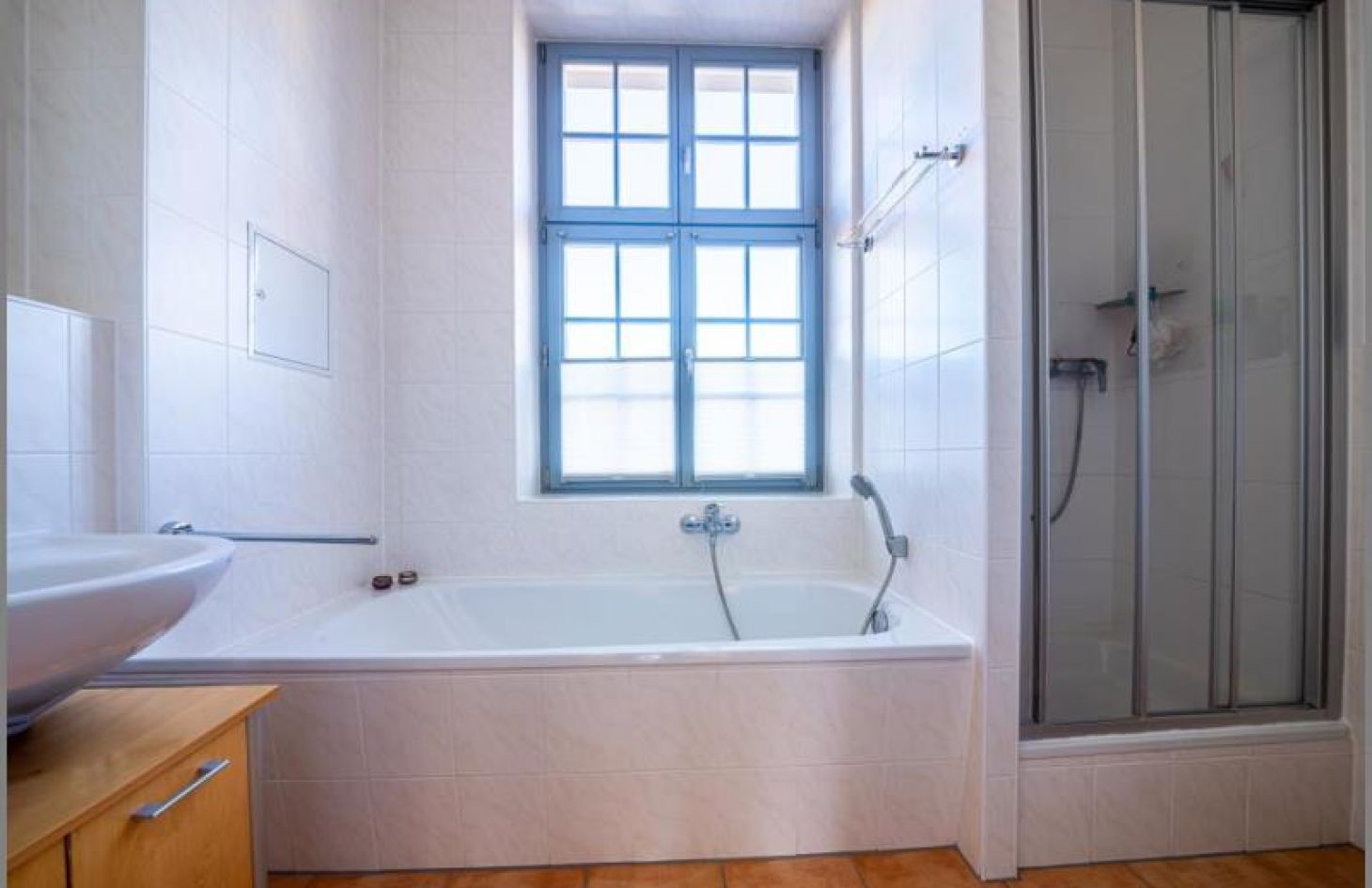 Bad / Dusche / WC von Altbauflair und Lebensqualität! Schicke 4-Zimmer-ETW mit Balkon, Garage und Stellplatz in Achern bei Dhonau Immobilien-Makler Ortenau