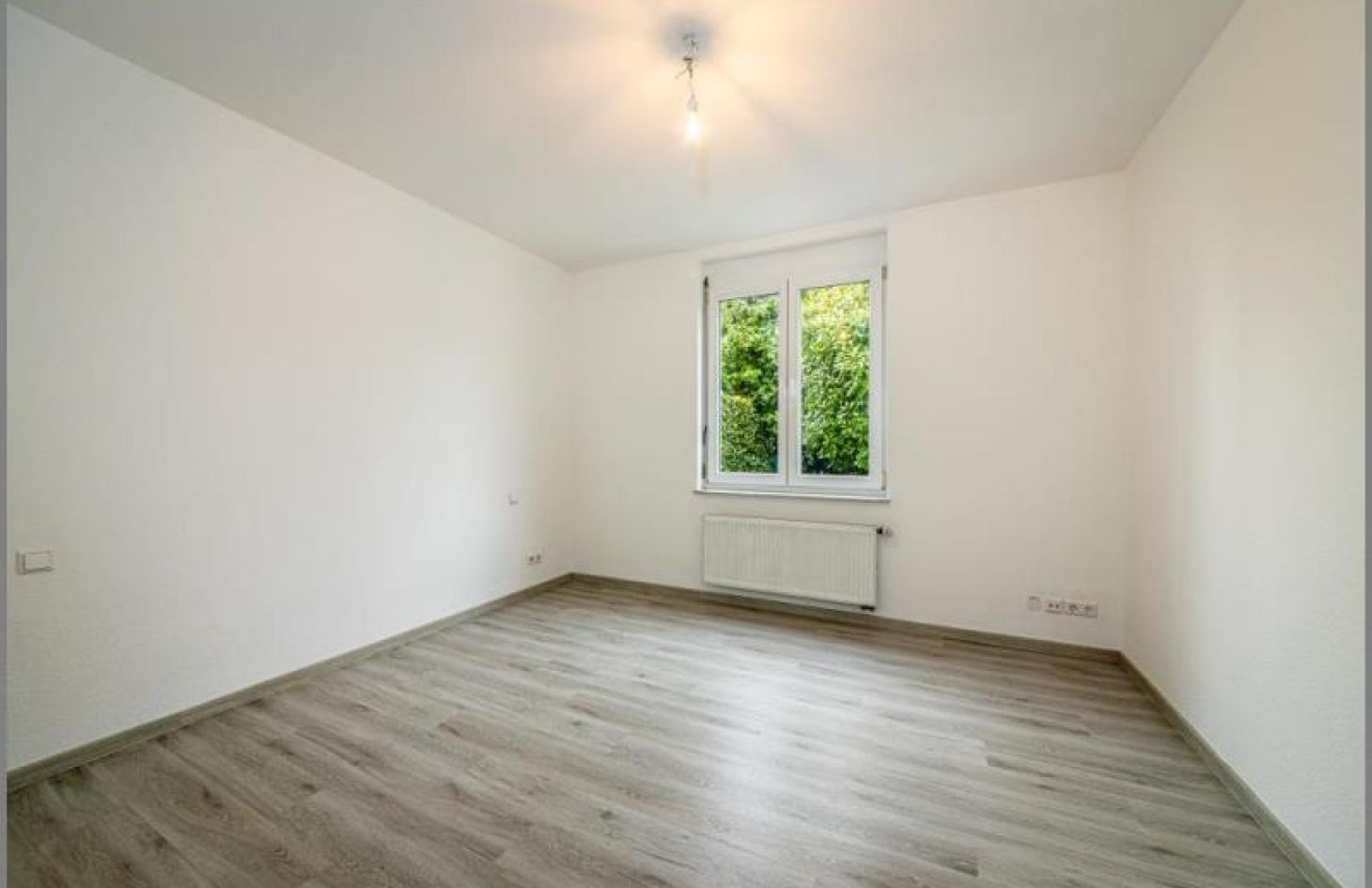 Schlafen 2 von Genial! Schicke 3-Zimmer-Stadtwohnung im EG mit großem Garten, Tiefgarage, Aufzug in Achern Stadt bei Dhonau Immobilien-Makler Ortenau