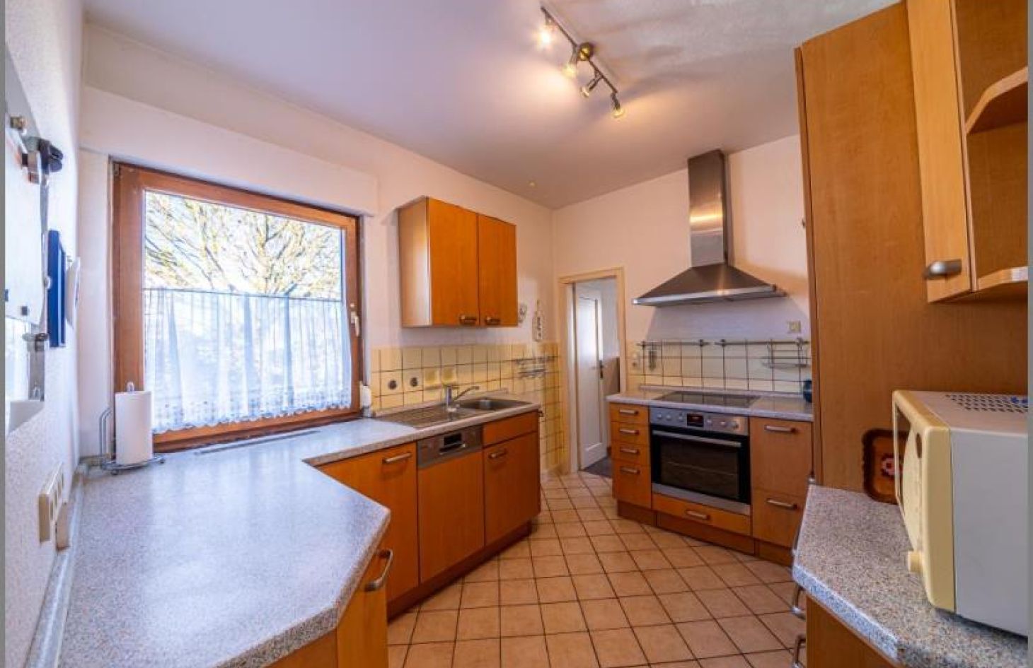 Kochen EG (mit EBK) von Großartig! Sehr gepflegtes Einfamilienhaus in begehrter Lage mit Anbau u. Garten in Achern bei Dhonau Immobilien-Makler Ortenau