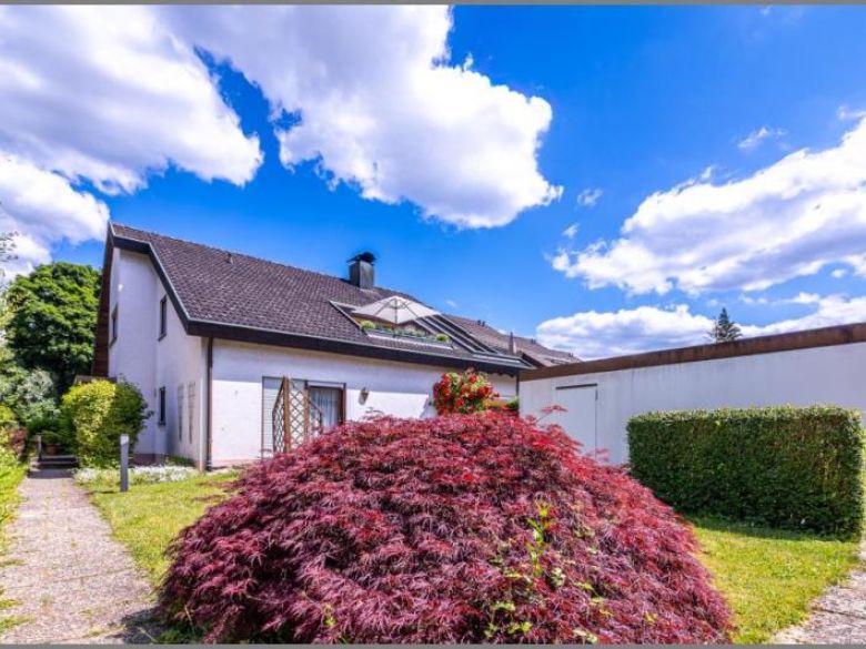 Zweifamilienhaus mit Garagen von Sehr schöne DG-Eigentumswohnung mit Kamin, Loggia, Garten, Garage in Achern bei Dhonau Immobilien-Makler Ortenau