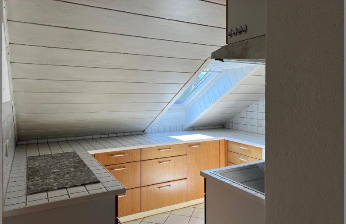 Küche von Gemütliche 2-Zimmer-Dachgeschoss-Wohnung mit großem Balkon in Rheinau-Rheinbischofsheim bei Dhonau Immobilien-Makler Ortenau
