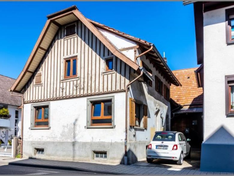 Haus mit Einfahrt von Schnuckliges Häusle - EFH mit großer Scheune zum Fertigbauen! in Renchen  bei Dhonau Immobilien-Makler Ortenau