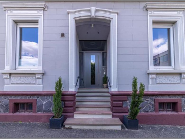 Haupteingang von Elegante Altbau-Stadtvilla mit 3 Wohnungen / Praxis. 125 Jahre erstklassig! in Achern / Stadt bei Dhonau Immobilien-Makler Ortenau