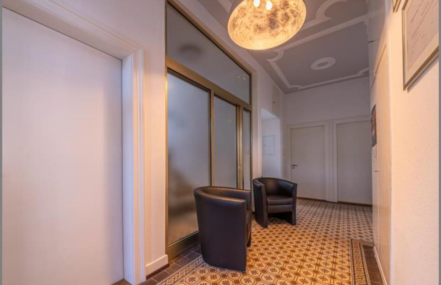 Diele EG von Elegante Altbau-Stadtvilla mit 3 Wohnungen / Praxis. 125 Jahre erstklassig! in Achern / Stadt bei Dhonau Immobilien-Makler Ortenau