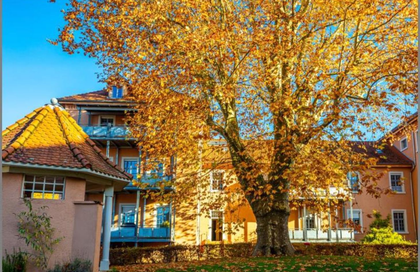 Wohnung im 2. OG von Altbauflair und Lebensqualität! Schicke 4-Zimmer-ETW mit Balkon, Garage und Stellplatz in Achern bei Dhonau Immobilien-Makler Ortenau