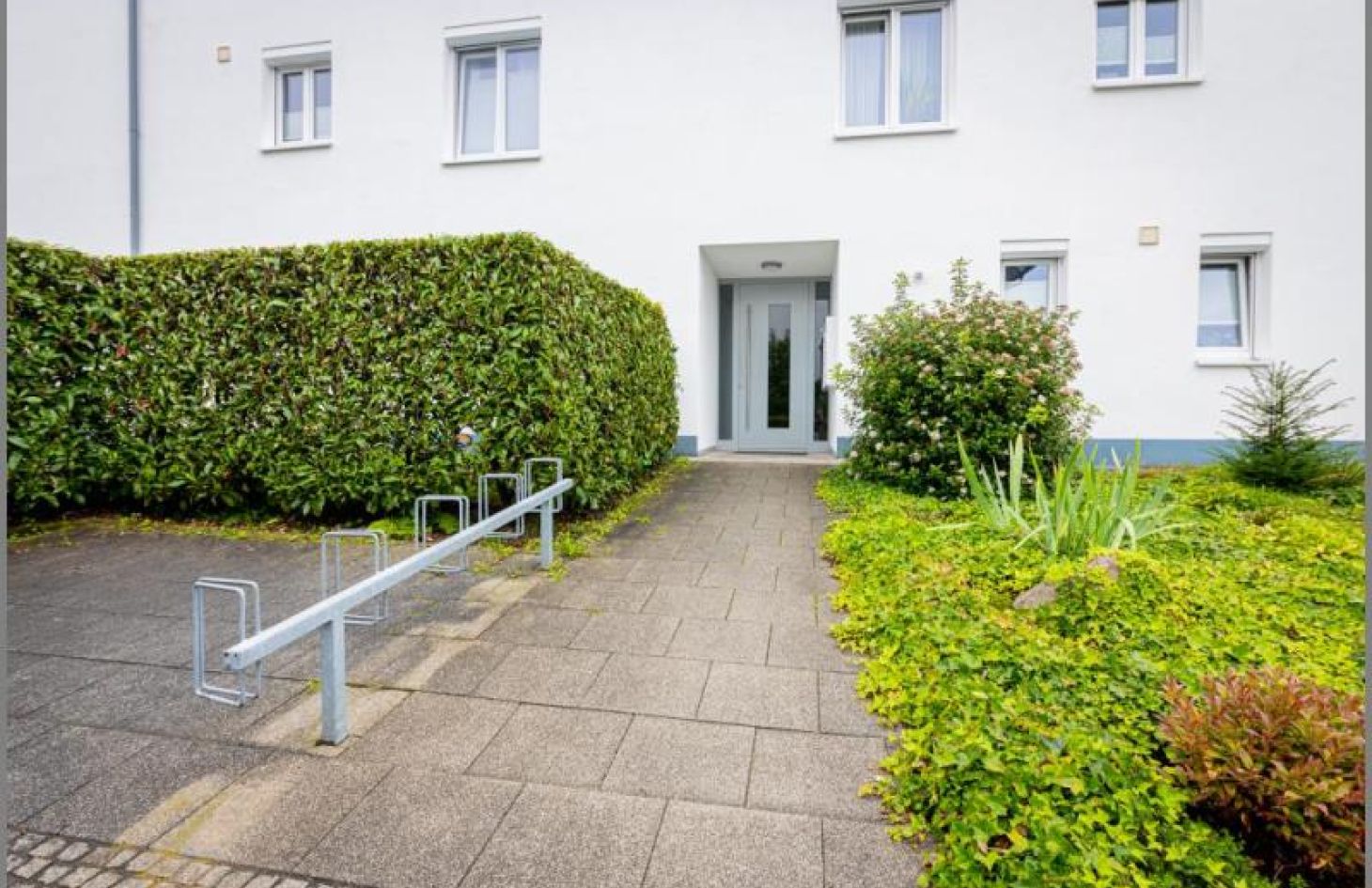 Barrierefreier Hauseingang von Genial! Schicke 3-Zimmer-Stadtwohnung im EG mit großem Garten, Tiefgarage, Aufzug in Achern Stadt bei Dhonau Immobilien-Makler Ortenau