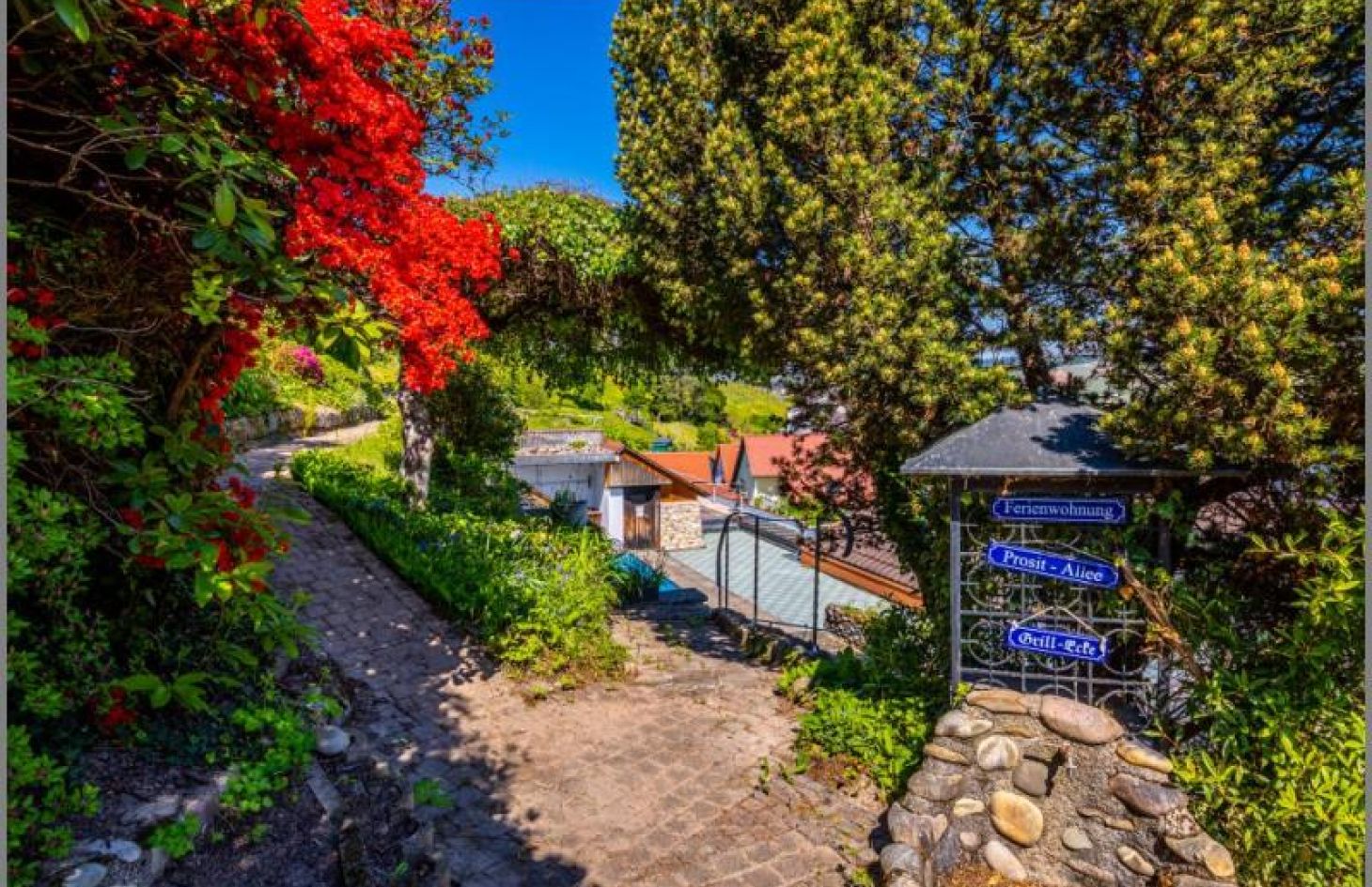 Sommergarten von Wohnhaus & Airbnb! 6 Appartements, Terrassen, Lagerräume, Stellplätze! in Kappelrodeck bei Dhonau Immobilien-Makler Ortenau