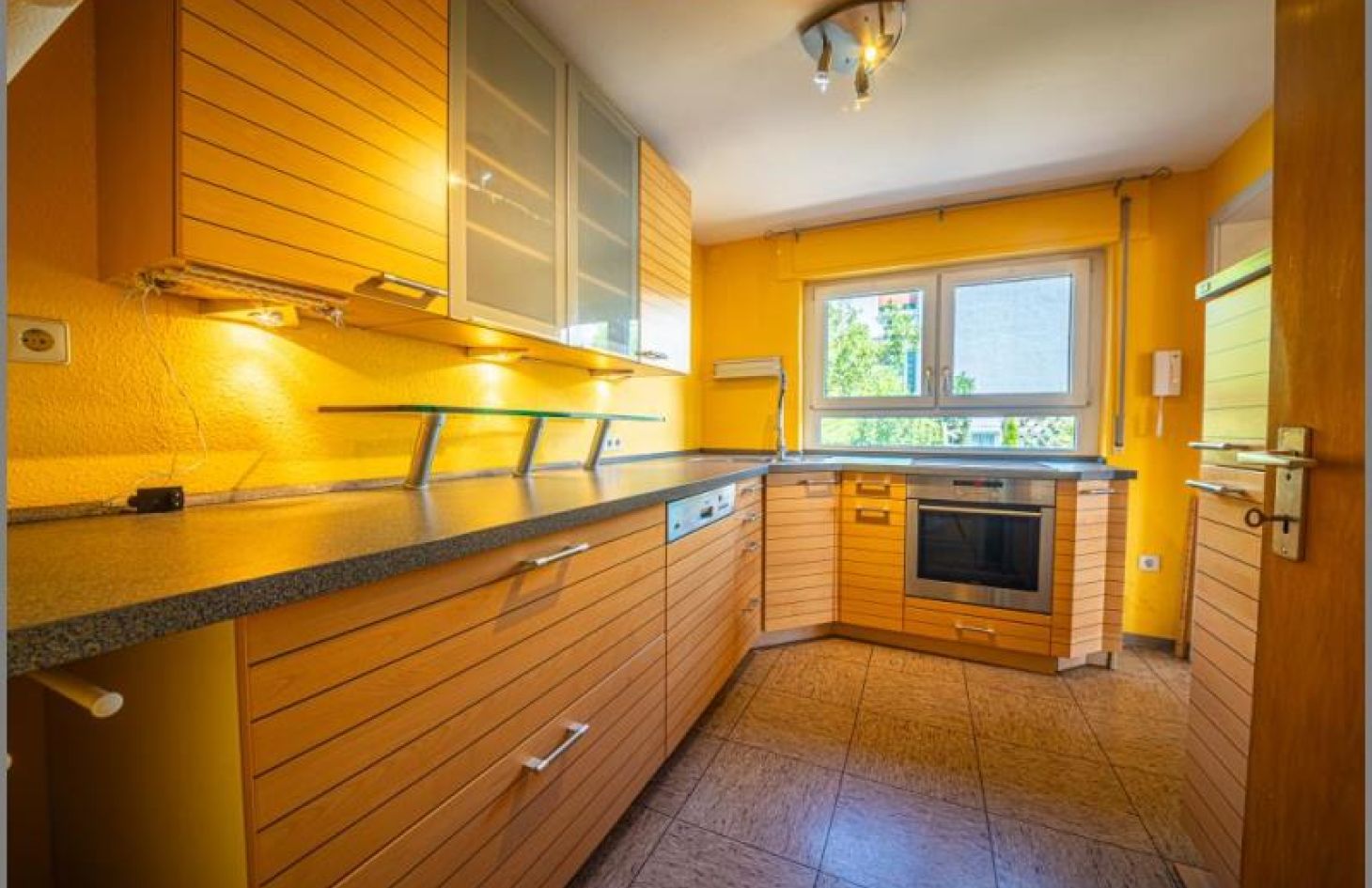 Inklusive Einbauküche von Wohnliche Doppelhaushälfte - Gemütliches Zuhause in begehrter Lage! in Sasbach bei Dhonau Immobilien-Makler Ortenau