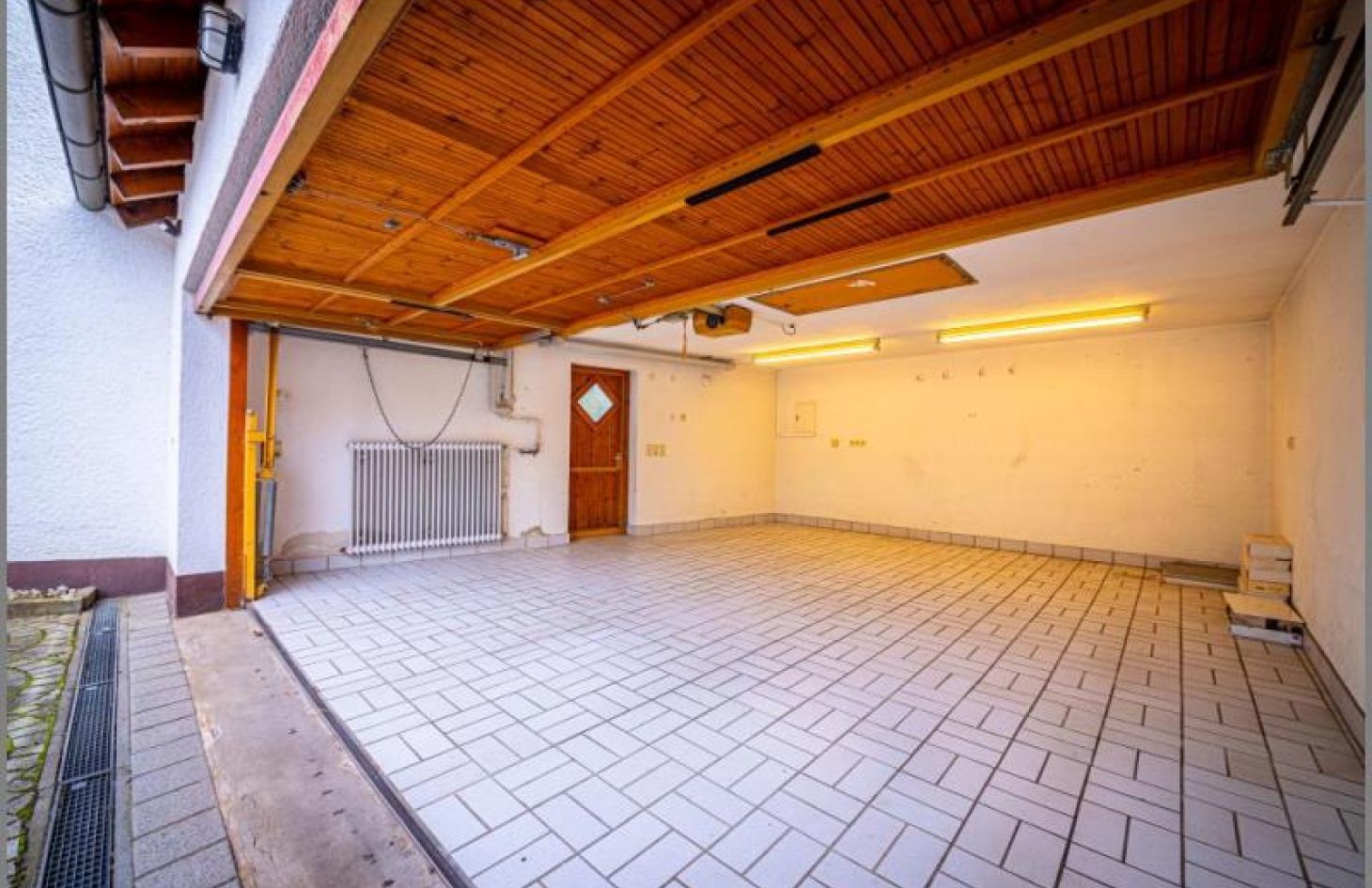 Doppelgarage von Für Anleger und Selbstnutzer! Gepflegtes Dreifamilienhaus bereit zur Neu-Vermietung! in Baden-Baden Varnhalt bei Dhonau Immobilien-Makler Ortenau