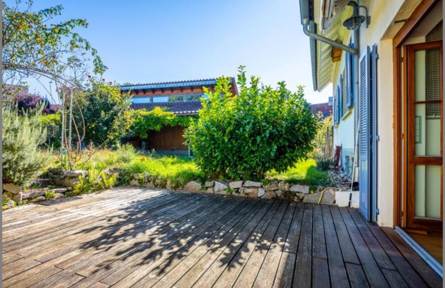 Terrasse 1 von Flair zum Verlieben! Sehr schönes, modernisiertes Einfamilienhaus mit Garten und Garagengebäude  in Achern-Önsbach bei Dhonau Immobilien-Makler Ortenau