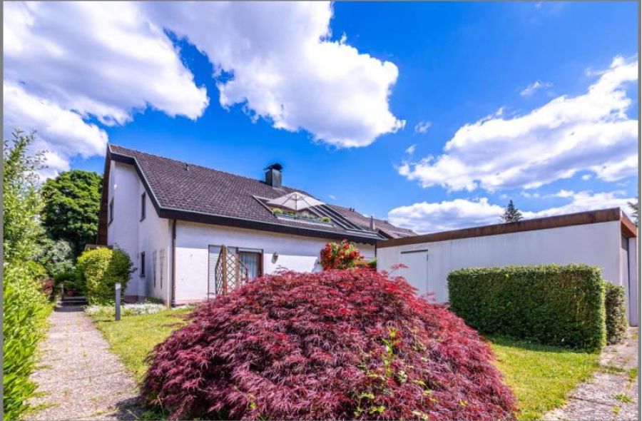 Zweifamilienhaus mit Garagen von Sehr schöne DG-Eigentumswohnung mit Kamin, Loggia, Garten, Garage in Achern bei Dhonau Immobilien-Makler Ortenau