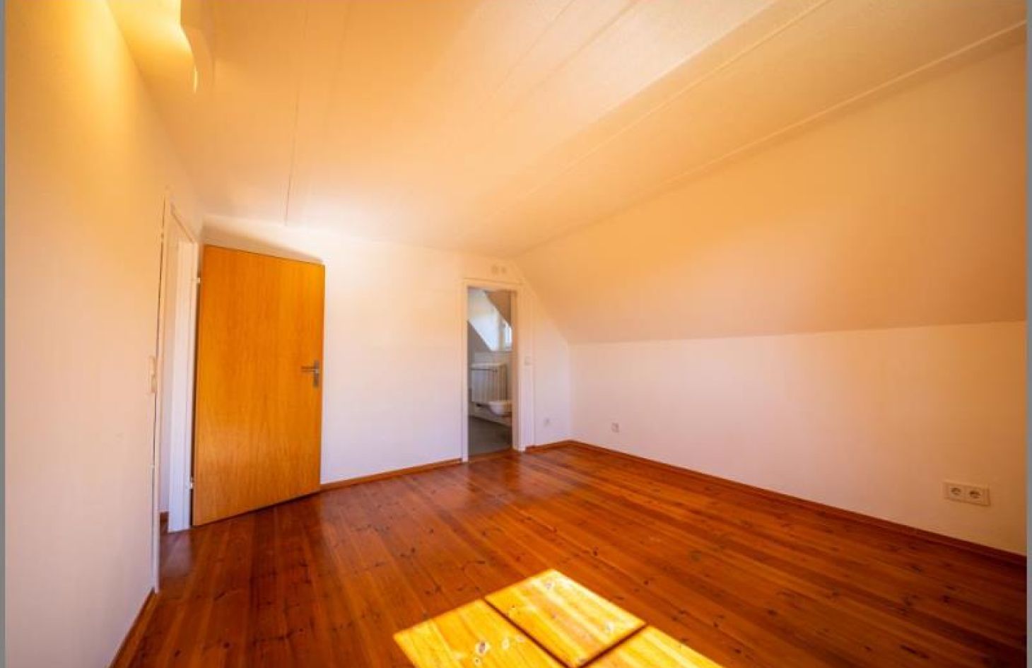 Zimmer mit Bad DG 1 von Flair zum Verlieben! Sehr schönes, modernisiertes Einfamilienhaus mit Garten und Garagengebäude  in Achern-Önsbach bei Dhonau Immobilien-Makler Ortenau