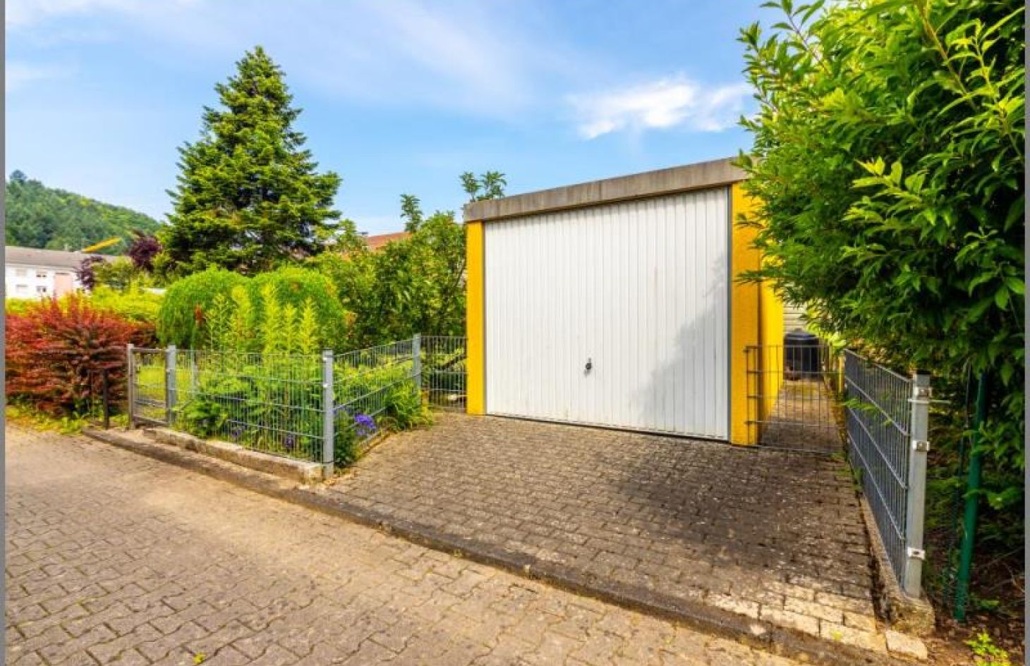 Garage 1 von 2 von Geräumiges, gepflegtes Reihenmittelhaus mit 2 Garagen und tollem Gartengrundstück in Oberkirch-Oberdorf bei Dhonau Immobilien-Makler Ortenau
