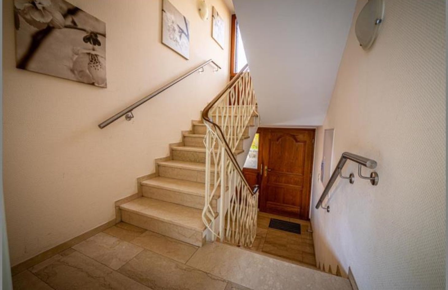 Treppenhaus EG von Für Anleger und Selbstnutzer! Gepflegtes Dreifamilienhaus bereit zur Neu-Vermietung! in Baden-Baden Varnhalt bei Dhonau Immobilien-Makler Ortenau