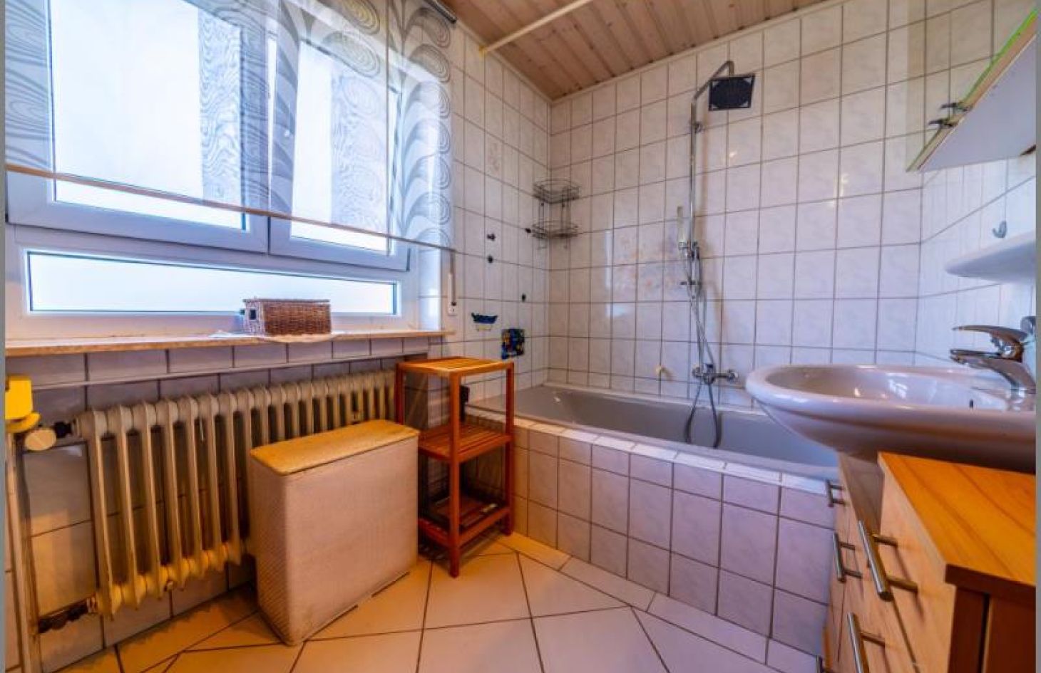OG Bad 1 von 2 von Geräumiges, gepflegtes Reihenmittelhaus mit 2 Garagen und tollem Gartengrundstück in Oberkirch-Oberdorf bei Dhonau Immobilien-Makler Ortenau