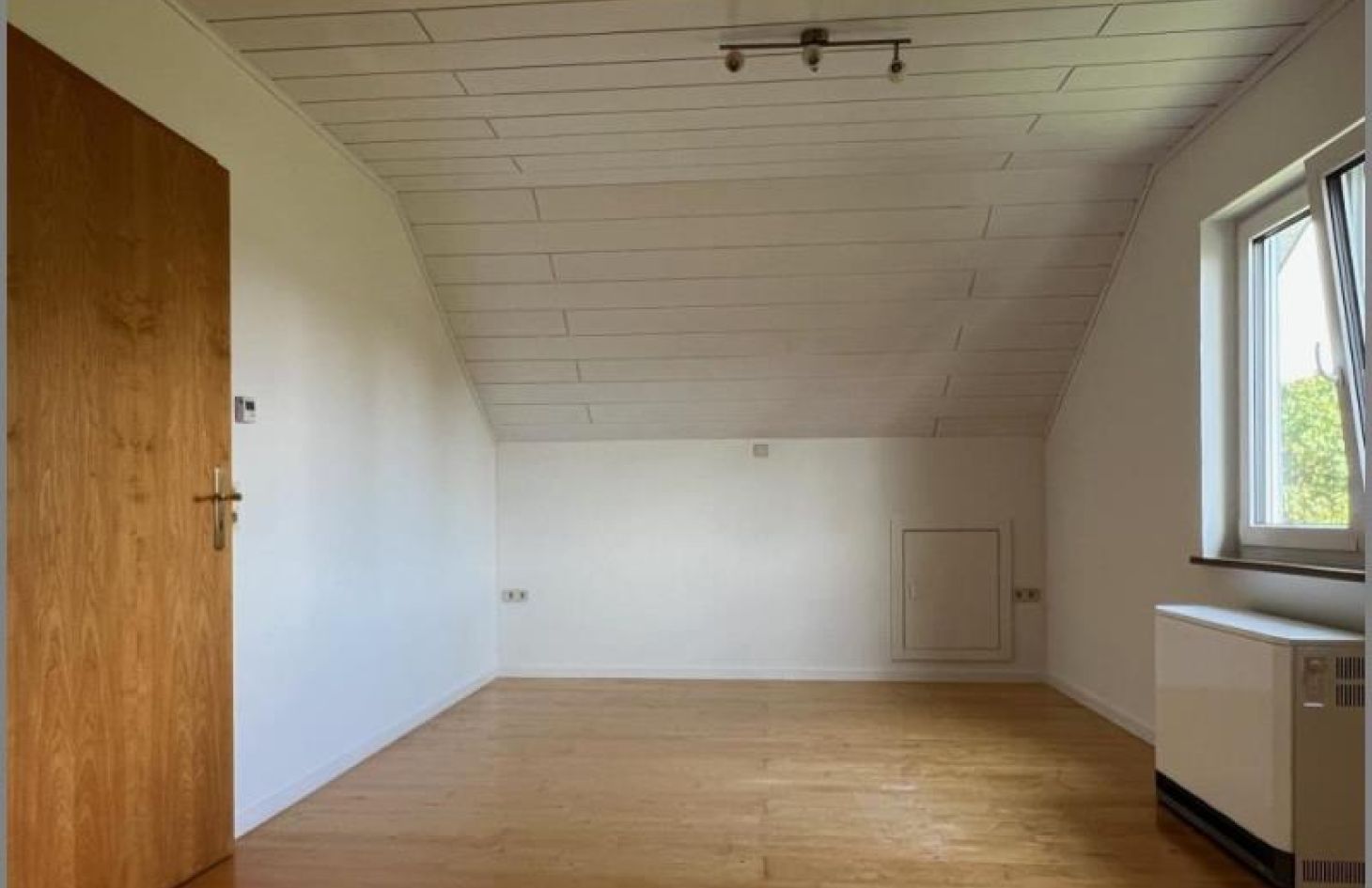 Schlafen von Gemütliche 2-Zimmer-Dachgeschoss-Wohnung mit großem Balkon in Rheinau-Rheinbischofsheim bei Dhonau Immobilien-Makler Ortenau