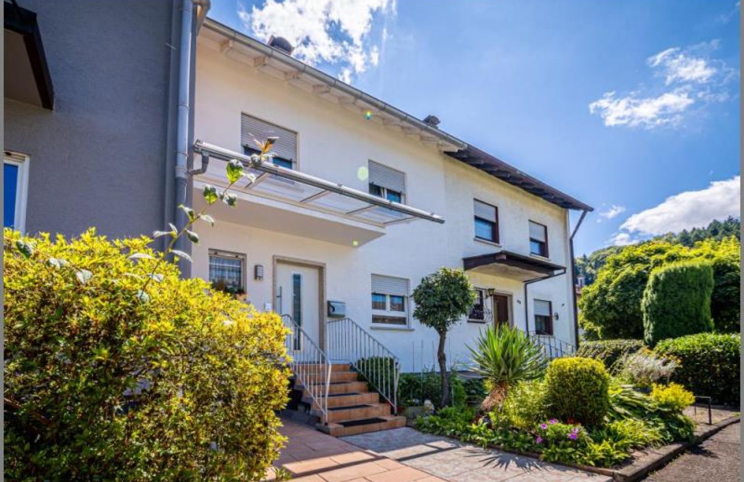 Eingang mit Stellfläche von Geräumiges, gepflegtes Reihenmittelhaus mit 2 Garagen und tollem Gartengrundstück in Oberkirch-Oberdorf bei Dhonau Immobilien-Makler Ortenau