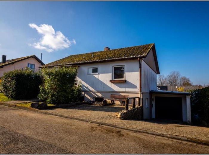 Ruhige Wohnlage / Sackgasse von Einziehen oder Ausbauen?! Ein Familienhaus mit Platz und ELW in Neuweier! in Baden-Baden bei Dhonau Immobilien-Makler Ortenau