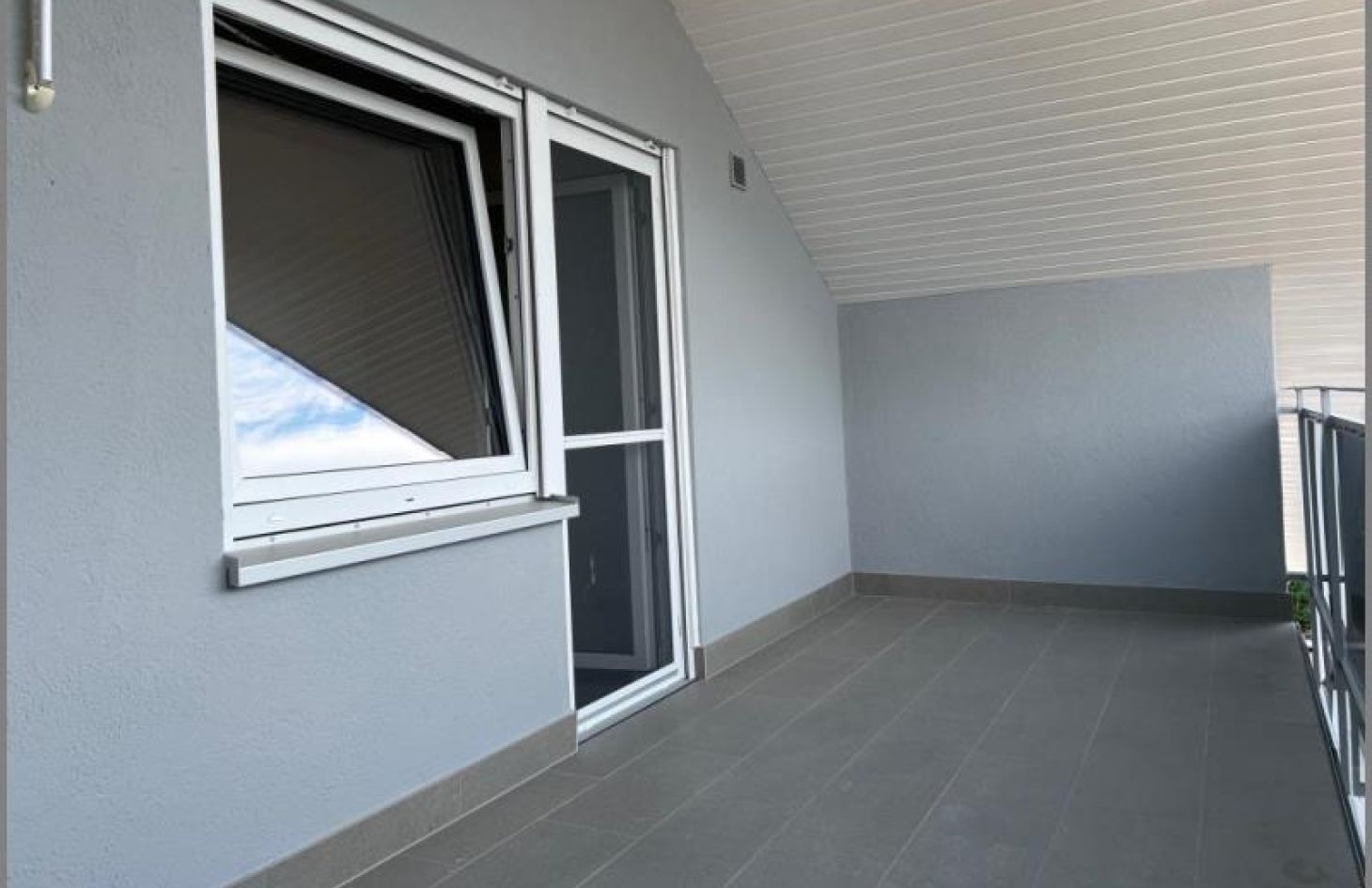 Loggia von Gemütliche 2-Zimmer-Dachgeschoss-Wohnung mit großem Balkon in Rheinau-Rheinbischofsheim bei Dhonau Immobilien-Makler Ortenau
