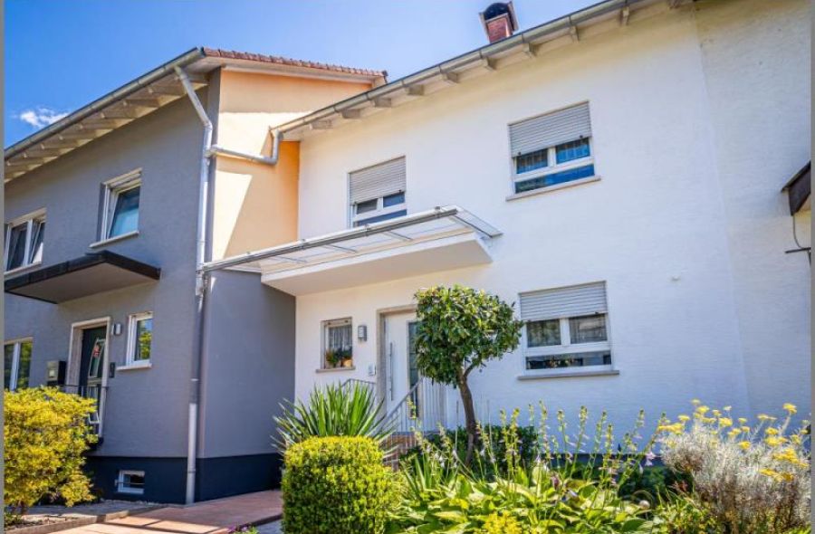 Hausansicht von Geräumiges, gepflegtes Reihenmittelhaus mit 2 Garagen und tollem Gartengrundstück in Oberkirch-Oberdorf bei Dhonau Immobilien-Makler Ortenau