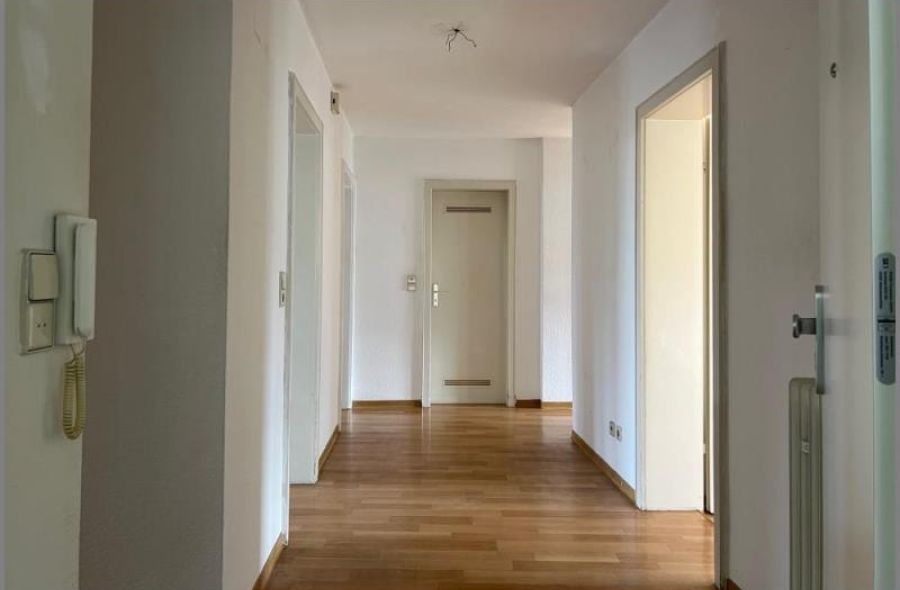 Flur von Große, helle 4-Zimmer-Wohnung im 1.OG mit Balkon zentral in Achern in Achern bei Dhonau Immobilien-Makler Ortenau