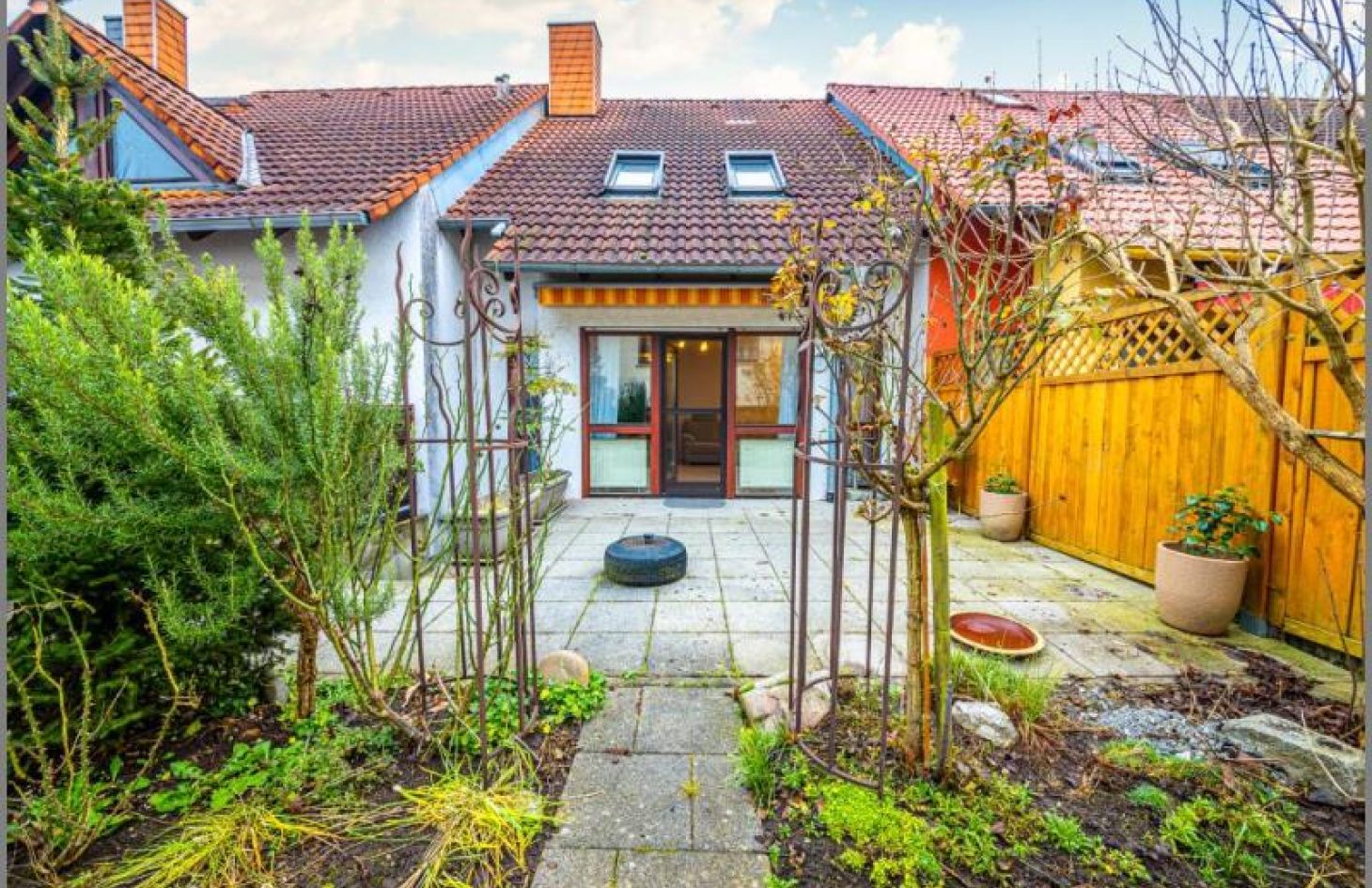 Blick vom Garten auf das Haus von Wohngemütlich! Gepflegtes Reihenmittelhaus mit Garten und Garage in Lichtenau bei Dhonau Immobilien-Makler Ortenau
