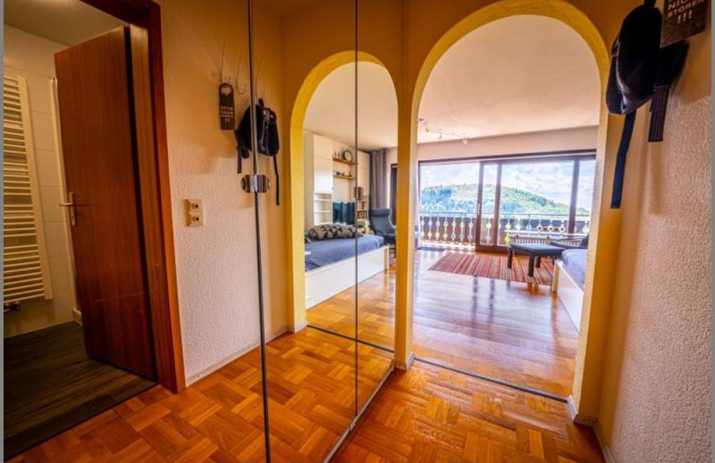 Diele von Schicke, möblierte 1-Zimmer-Ferien-/Wohnung mit fantastischem Ausblick in Sasbachwalden bei Dhonau Immobilien-Makler Ortenau