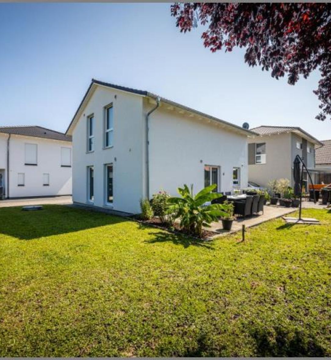 Schick. Schlicht. Schön. von Modernes Einfamilienhaus 2016 mit 4 Schlafzimmern und tollem Grundstück in Rheinau-Rheinbischofsheim bei Dhonau Immobilien-Makler Ortenau