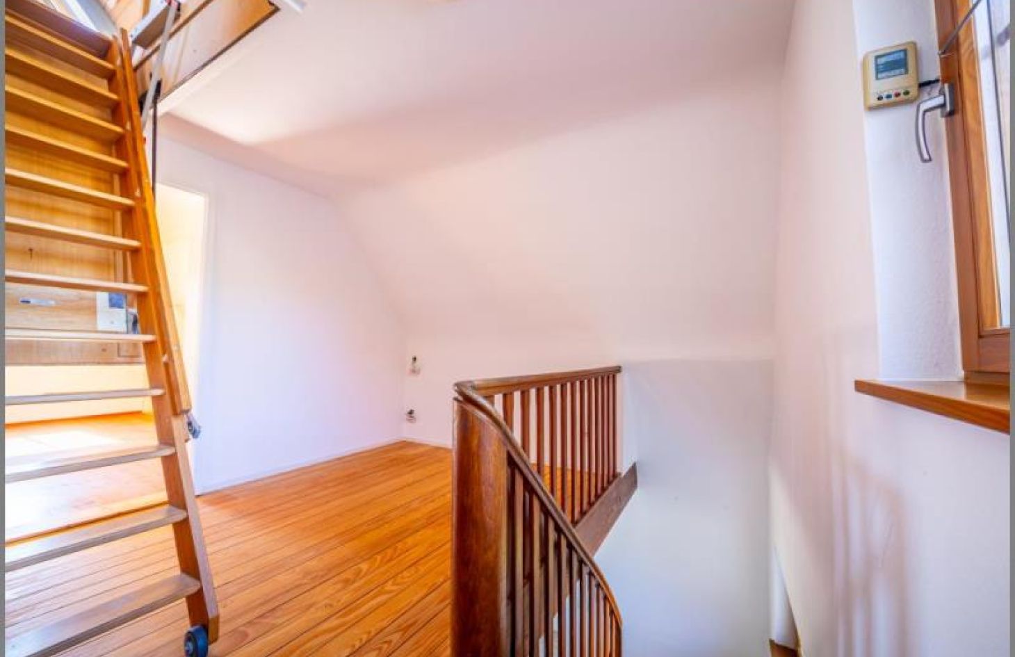 Diele DG 1 / Argotreppe DG 2 von Flair zum Verlieben! Sehr schönes, modernisiertes Einfamilienhaus mit Garten und Garagengebäude  in Achern-Önsbach bei Dhonau Immobilien-Makler Ortenau