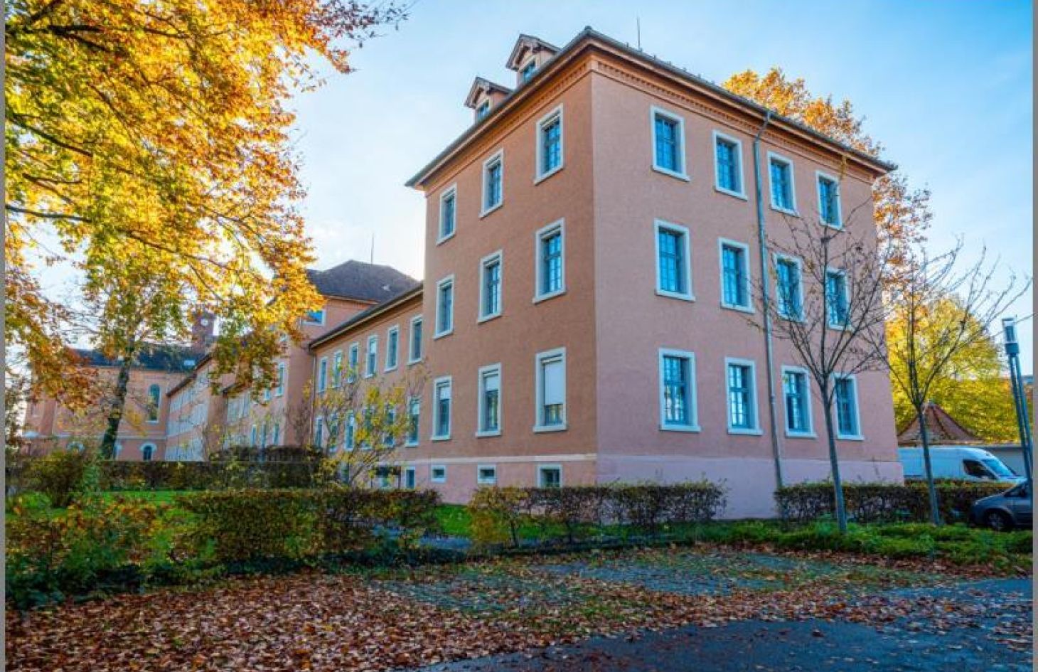 Hausansicht Nord / 2. OG von Altbauflair und Lebensqualität! Schicke 4-Zimmer-ETW mit Balkon, Garage und Stellplatz in Achern bei Dhonau Immobilien-Makler Ortenau