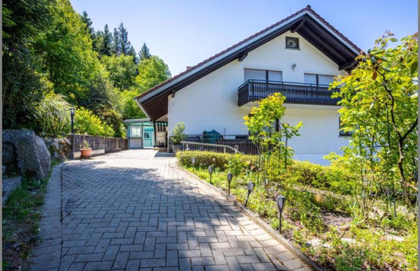 Zugang zum Haus von 2-in-1-Ferien-/Eigentumswohnung mit Wintergarten, Garage und herrlicher Aussicht! in Sasbachwalden bei Dhonau Immobilien-Makler Ortenau